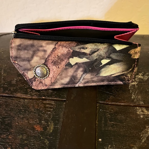 NWOT Webers Camoleather Mossy Oak/pink womens wallet. - Picture 5 of 9